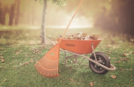 VASSOURA GRAMA C/CABO PLAST. 26 DENTES LARANJA ref. 021805