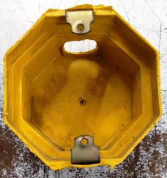 CAIXINHA LUZ 3X3 TECNOPLAS P.V.C AMARELA C/ SUP. METALICO ref. 025008